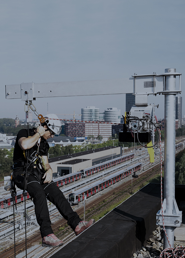 Abseiling davit with ropeclimber hoist